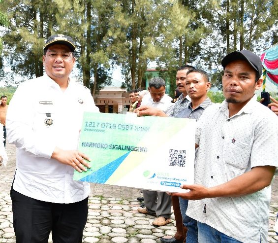 Bupati Samosir Berikan Bantuan BPJS Gratis untuk Pekerja Rentan