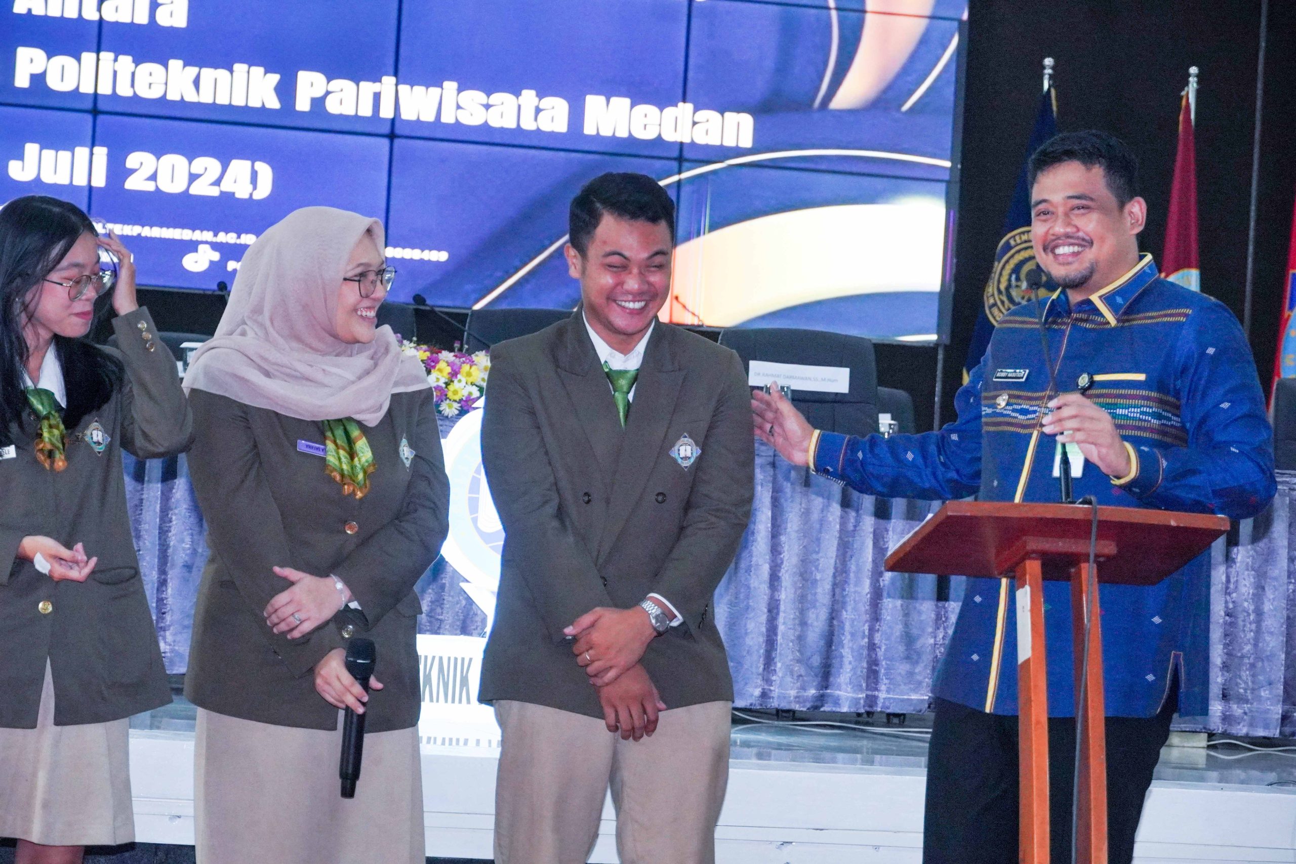 Rona Bahagia Mahasiswa Poltekpar Medan Terima Modal Usaha dari Wali Kota Bobby Nasution