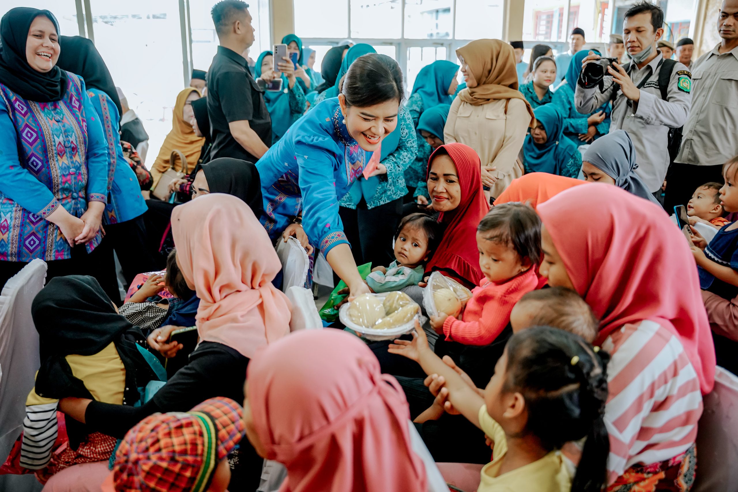 Ketua TP PKK Kota Medan Berikan Makanan Tambahan untuk Anak Stunting