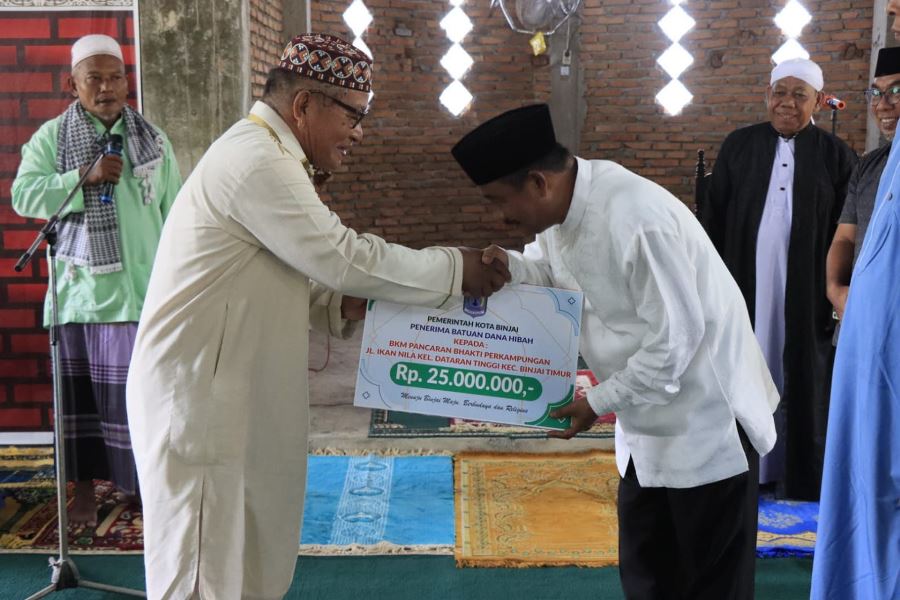 Wali Kota Binjai Serahkan Bantuan Hibah kepada BKM Pancaran Bhakti Perkampungan