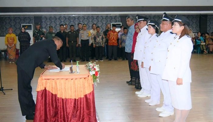 Pj Bupati Tapteng Kukuhkan Perpanjangan Masa Jabatan 152 Kepala Desa se-Tapteng