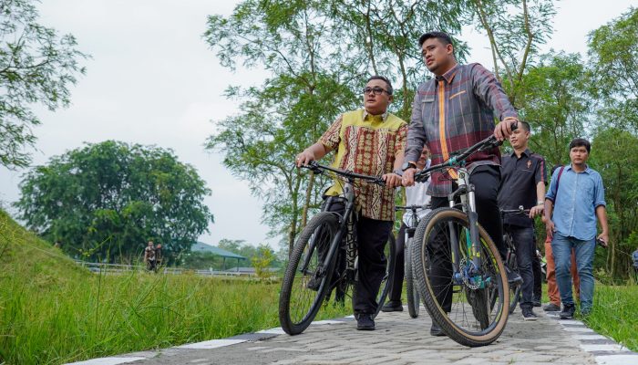 Wali Kota Medan, Bobby Nasution Tinjau Revitalisasi Taman Cadika dengan Mengendarai Sepeda
