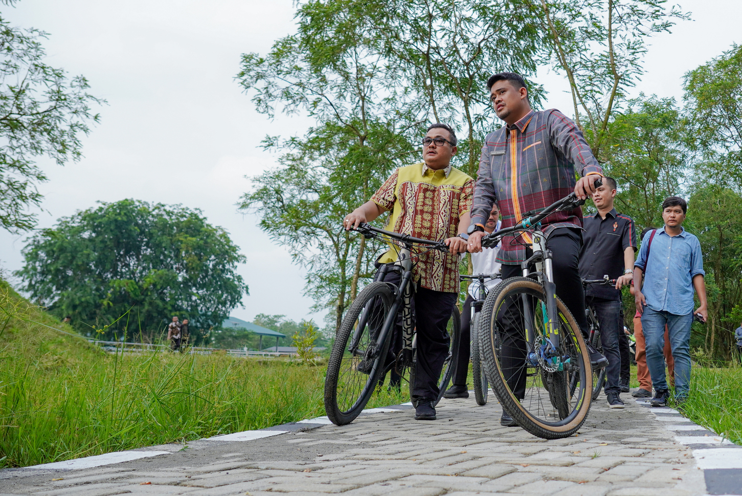 Wali Kota Medan, Bobby Nasution Tinjau Revitalisasi Taman Cadika dengan Mengendarai Sepeda