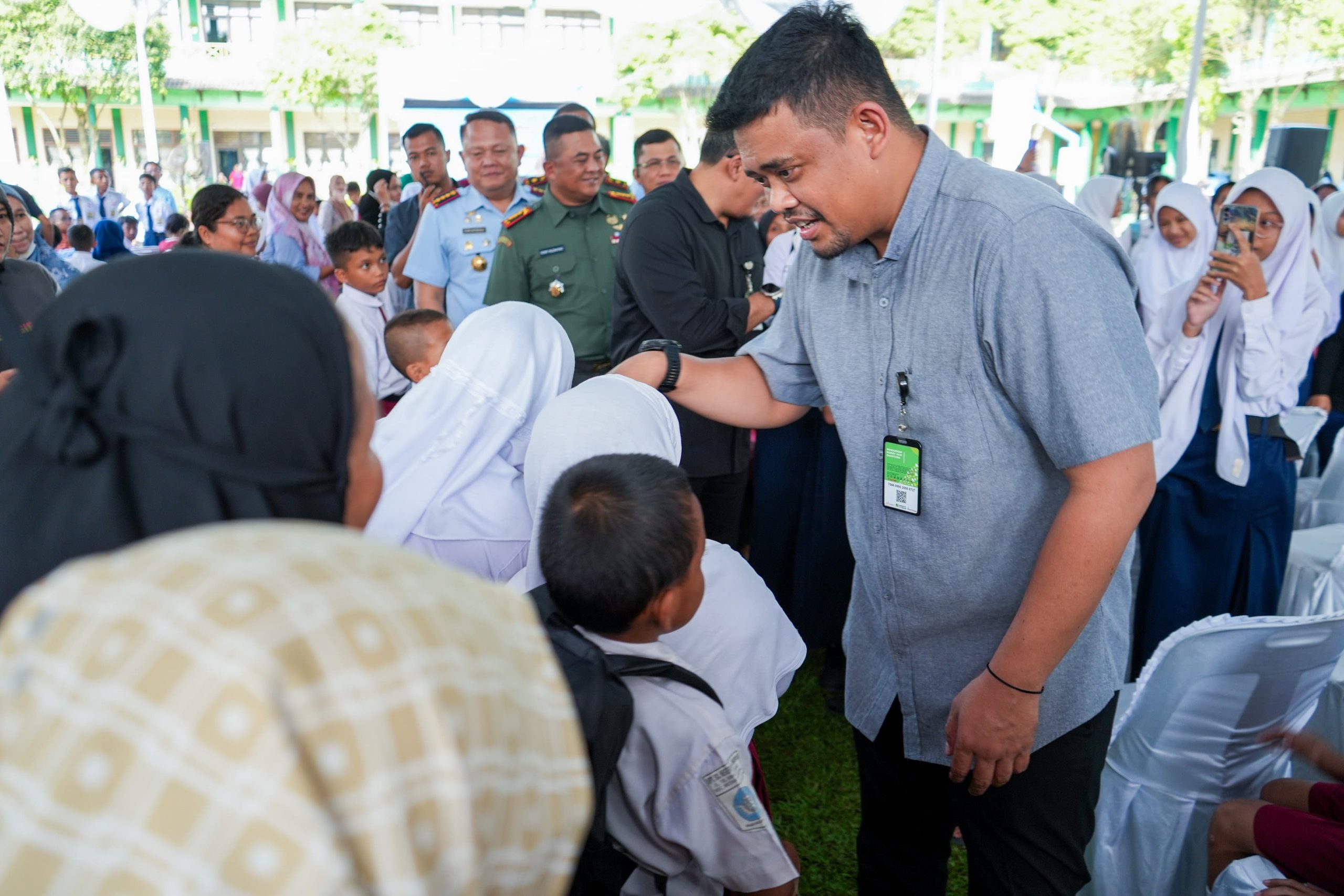 Ratusan Siswa SD dan SMP Kota Medan Terima Bantuan Seragam dan Perlengkapan Sekolah