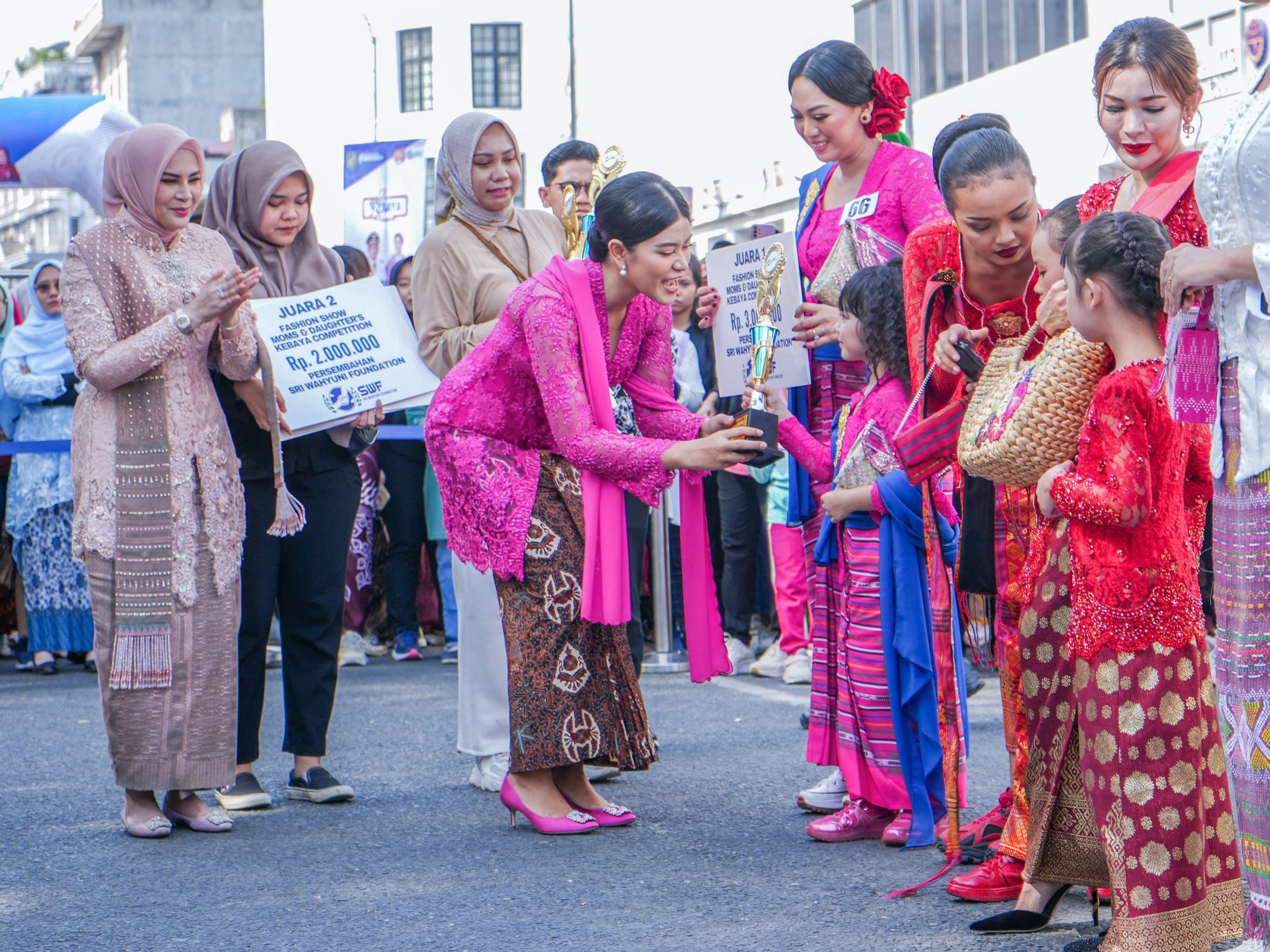 Kahiyang Ayu Bobby Nasution Lepas Parade Kebaya Nusantara 2024 di Medan