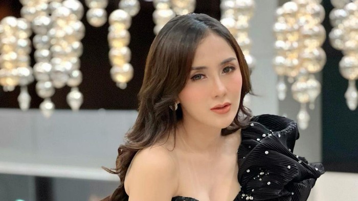 Penyanyi Ucie Sucita Nikmati Liburan di Tiongkok Bersama Adiknya