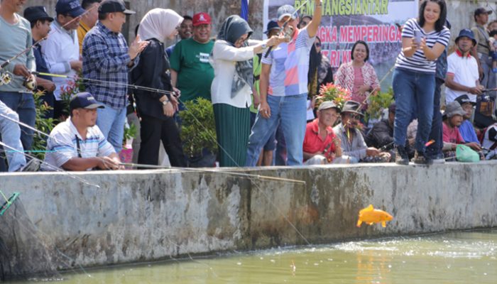 Wali Kota Pematangsiantar Bahagia Saat Tangkap Ikan Mas Besar di Lomba Pancing Bersama Warga