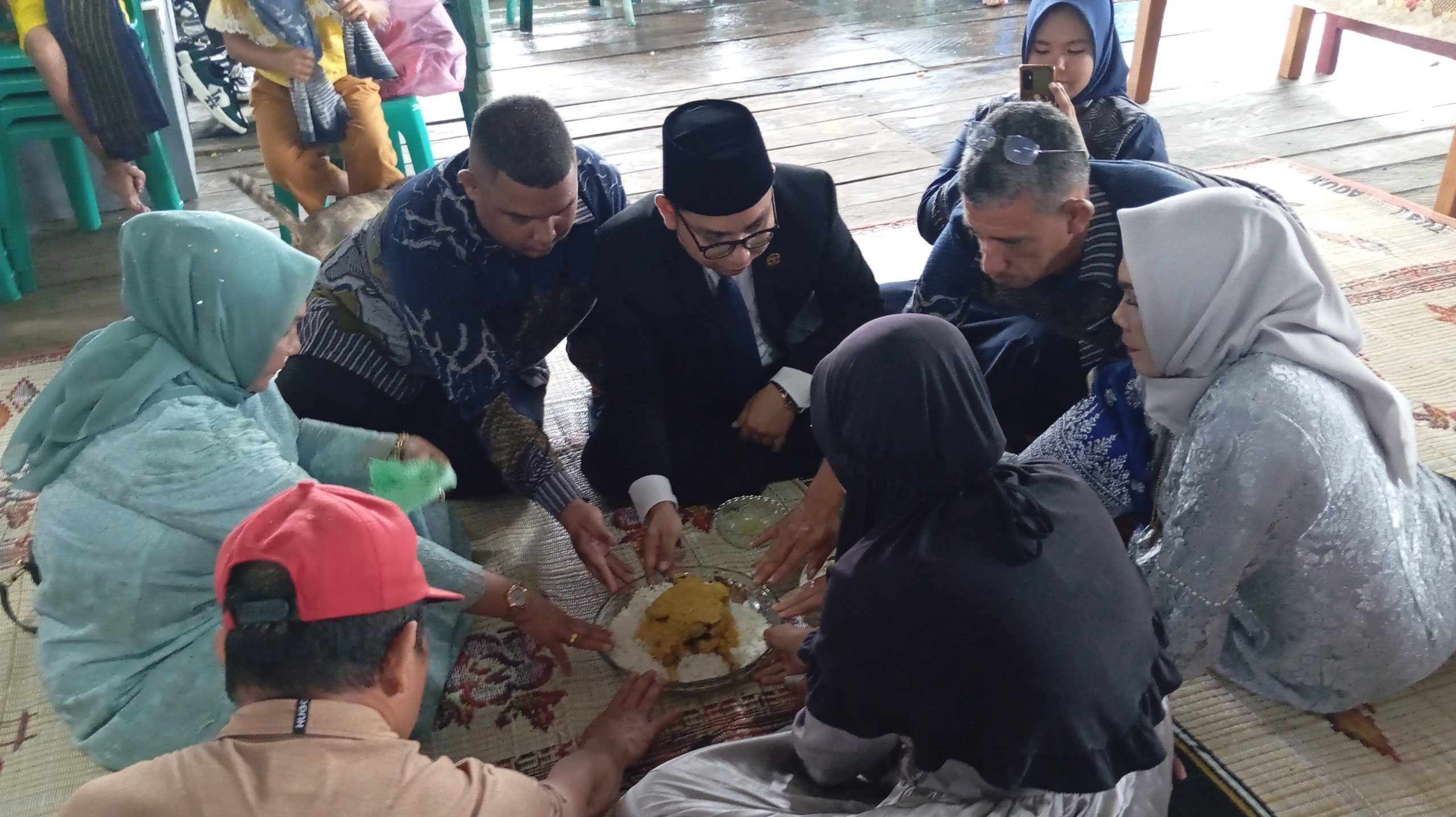 Usai Dilantik Jadi Ketua Sementara DPRD Sibolga, Ansyar Afandy Paranginangin Diupa-Upa Bersama Keluarga