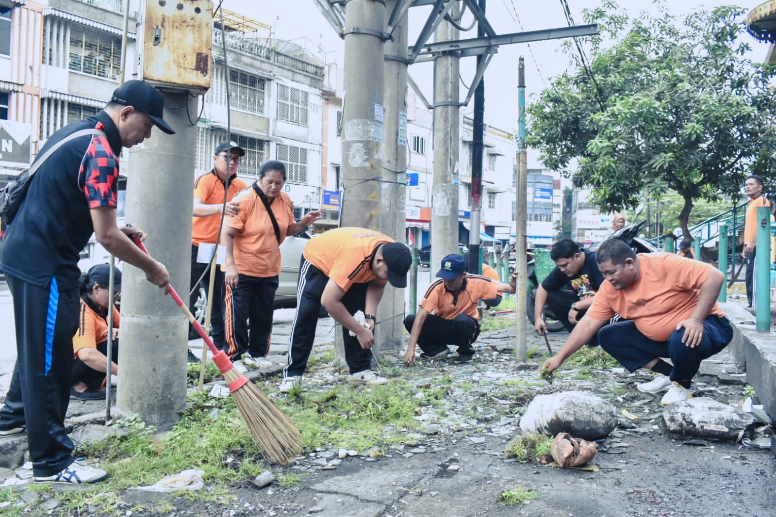 Jajaran PUD Pasar dan Kecamatan Medan Petisah Gelar Aksi Gotong Royong Bersihkan Pasar Petisah