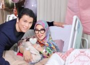 Syahrini dan Reino Barack Sambut Bahagia Kehadiran Princess R, Aisyahrani: “Reino Luar Biasa, Bapak Siaga Idaman!”