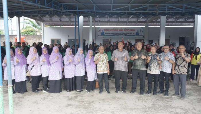 Bupati Asahan Serahkan Pakaian dan Perlengkapan Kerja untuk Tenaga Harian Lepas