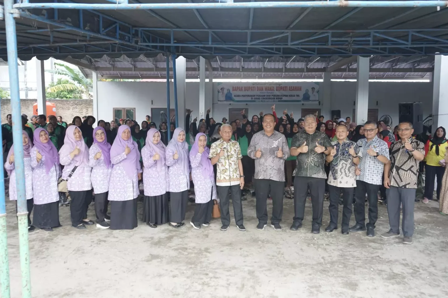 Bupati Asahan Serahkan Pakaian dan Perlengkapan Kerja untuk Tenaga Harian Lepas