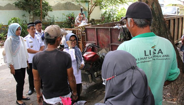 Wali Kota Pematangsiantar Dr. Susanti Dewayani Terima Kasih pada Petugas Kebersihan di Siantar Barat