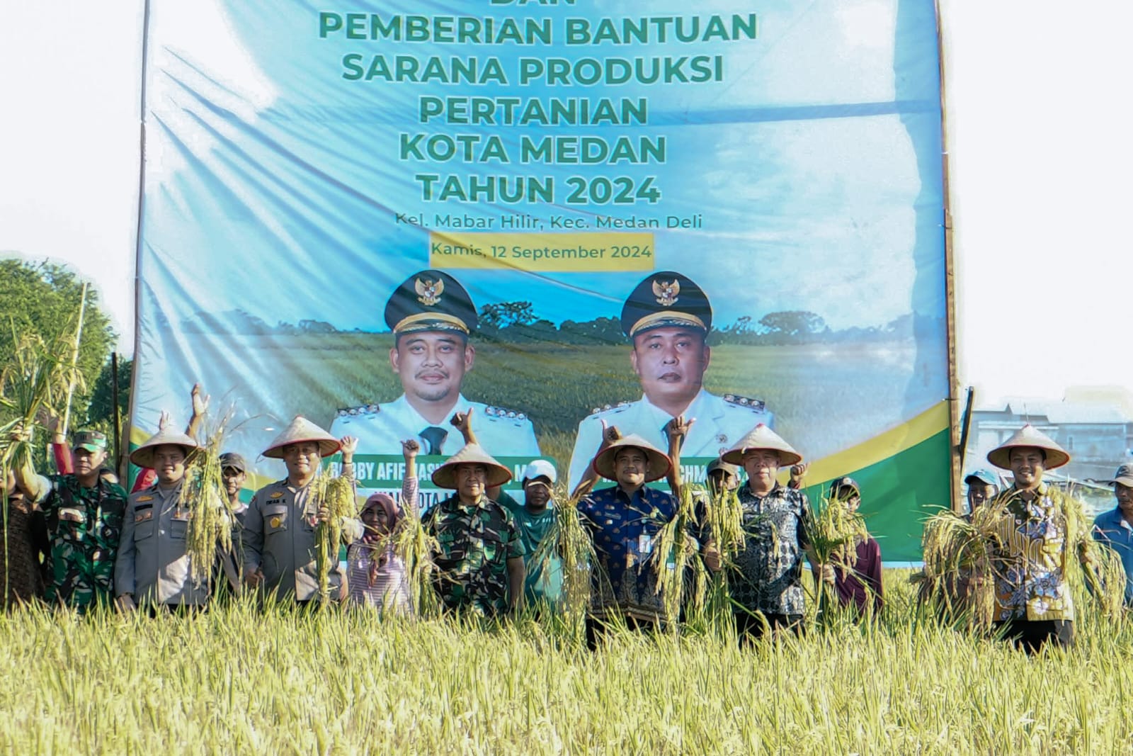 Wali Kota Medan Bobby Nasution Panen Raya Padi di Mabar Hilir, Serahkan Bantuan kepada Kelompok Tani