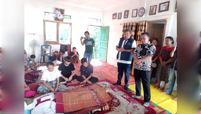 Calon Wakil Bupati Tapteng Darwin Sitompul Melayat ke Rumah Duka Nopel Hutagalung di Sitahuis