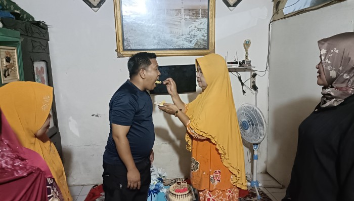 Uci-uci Warga Gang Amal Aek Manis Upah-upah Syukri Penarik Sekaligus Rayakan Ulang Tahun