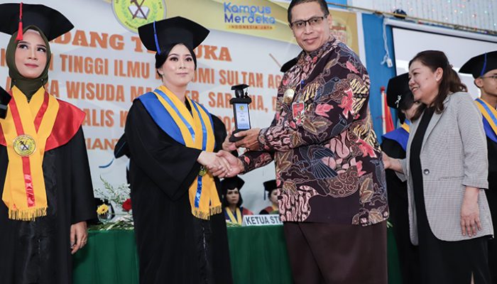 Pjs Wali Kota Pematangsiantar Serahkan Penghargaan kepada 11 Sultanis Sejati pada Wisuda STIE Sultan Agung