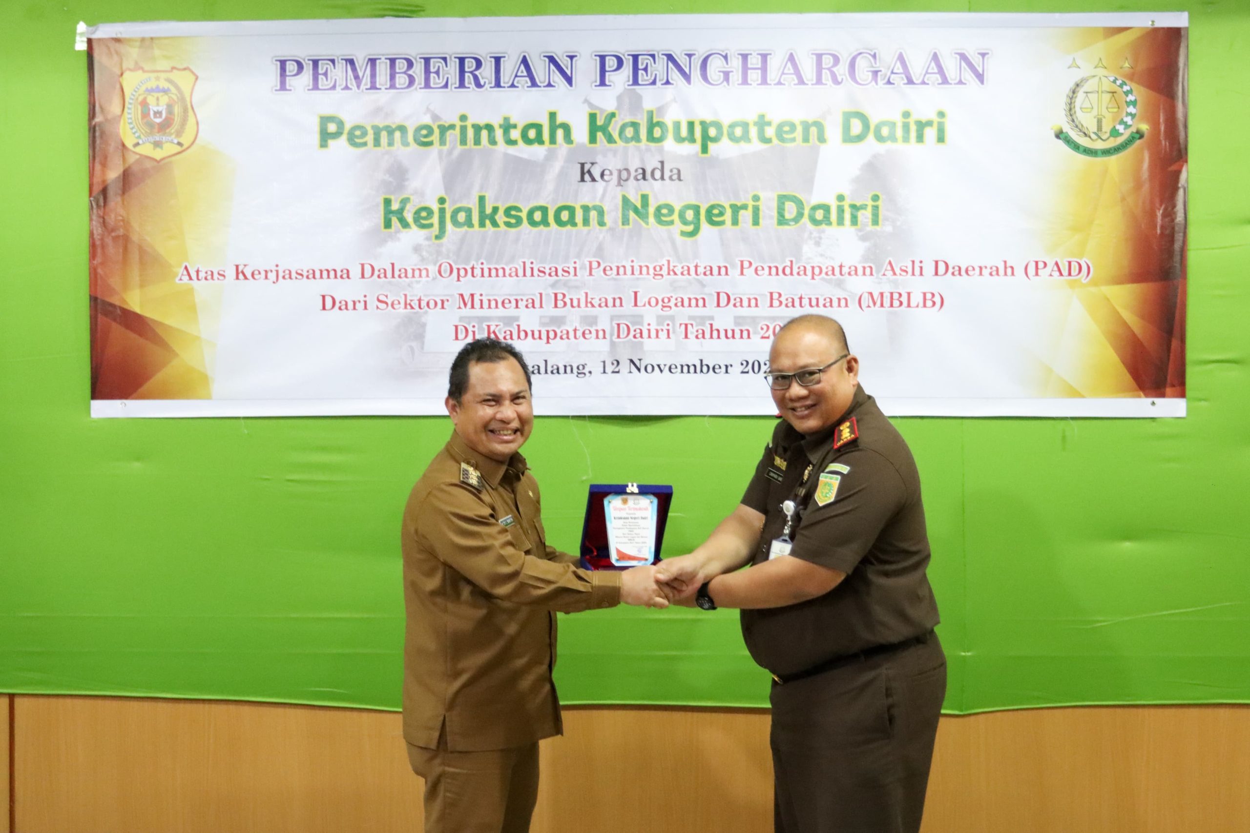Pemkab Dairi Berikan Penghargaan kepada Kejari Dairi atas Kerjasama Optimalisasi PAD dari Sektor Mineral Non Logam
