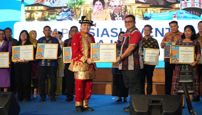 Wali Kota Medan Bobby Nasution Raih Penghargaan di Bidang Pariwisata dari Gubernur Sumut