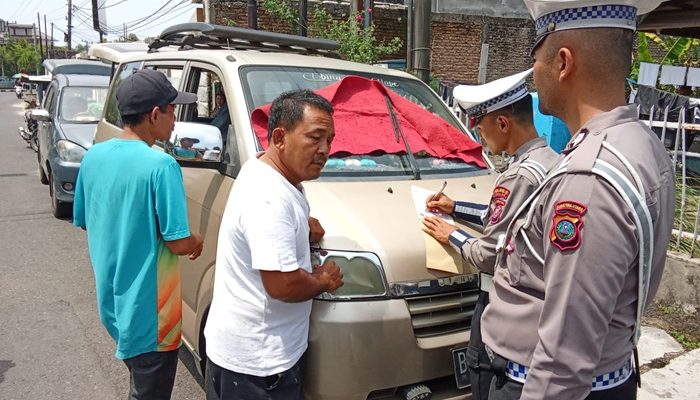 Hari Keempat Ops Keselamatan Toba 2025, Petugas Berikan Hadiah kepada yang Tertib Berlalu Lintas