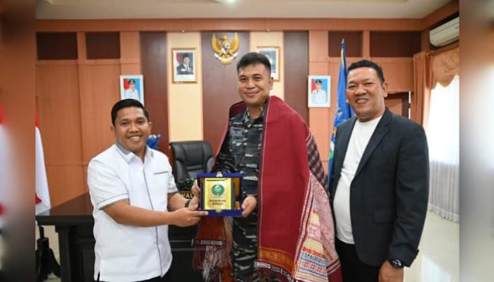 Komandan KRI Bontang 907 dan Satgas Ops Trisila 25 TNI AL Kunjungi Wali Kota Sibolga