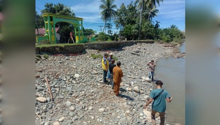 UPTD PUPR Sumut Cabang Sibolga Berikan 1.000 Karung Penahan Longsor ke Pemkab Tapteng: Anggota DPRD Segera Difungsikan