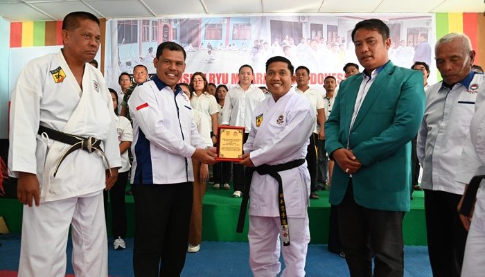 Dianugerahi Sabuk Hitam Dan II, Wali Kota Syukri Siap Mendukung Segala Kegiatan Olahraga di Sibolga