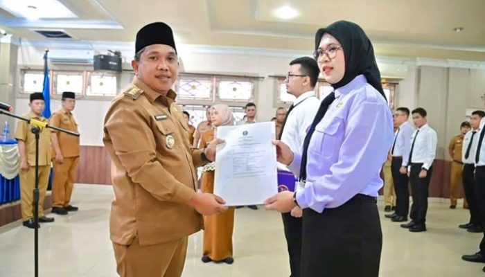 Wali Kota Sibolga Tekankan Hal Ini Kepada 70 CPNS yang Menerima SK