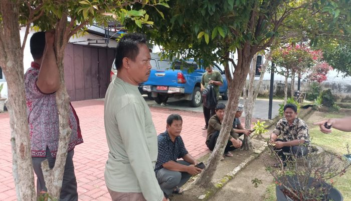 Anggota DPRD Tapteng Timbul Gajah Keluhkan Layanan Publik BPN Tapteng: Pagar Ditutup Warga Terpaksa Duduk di Bawah Pohon