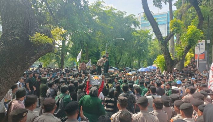 Demo Mahasiswa USU di DPRD Sumut Rusuh, Korban Berjatuhan