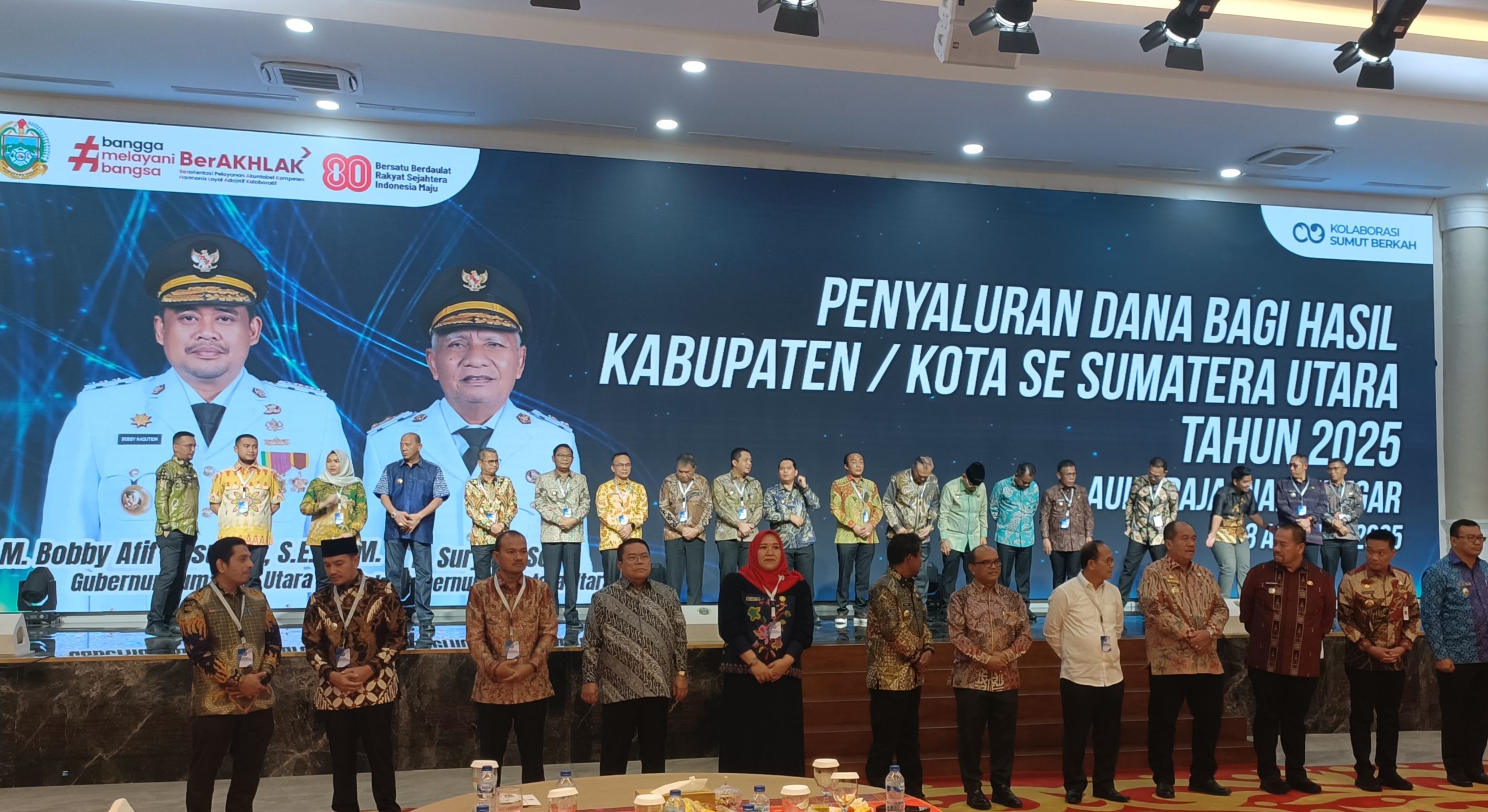 Plt Sekda Kota Sibolga foto bersama dengan para Kepala Daerah atau yang mewakili dalam acara penyerahan dana bagi hasil daerah dari Provinsi Sumatera Utara ke 33 Kabupaten/Kota, Jumat (8/8/2025) di Kantor Gubernur Sumatera Utara. (Batakpost.com/red)