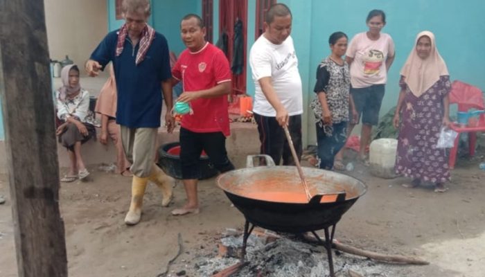 Mantan Bupati Tapteng Bakhtiar Sibarani Buka Dapur Umum Bantu Korban Bencana yang Kelaparan