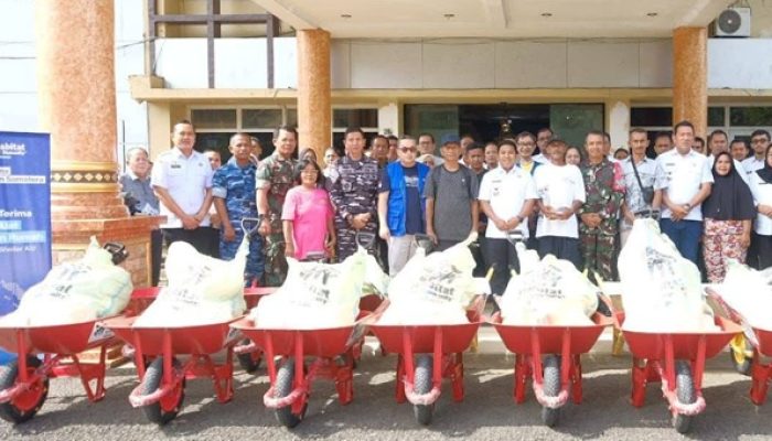 Yayasan Habitat Indonesia Bersama Pemkot Sibolga Salurkan Peralatan Perbaikan Rumah