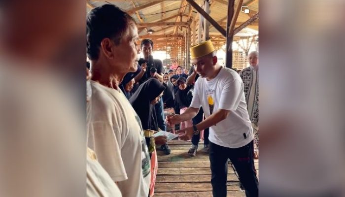 Bakhtiar Sibarani Salurkan Zakat dan Sedekahnya kepada 500 Warga Sibolga