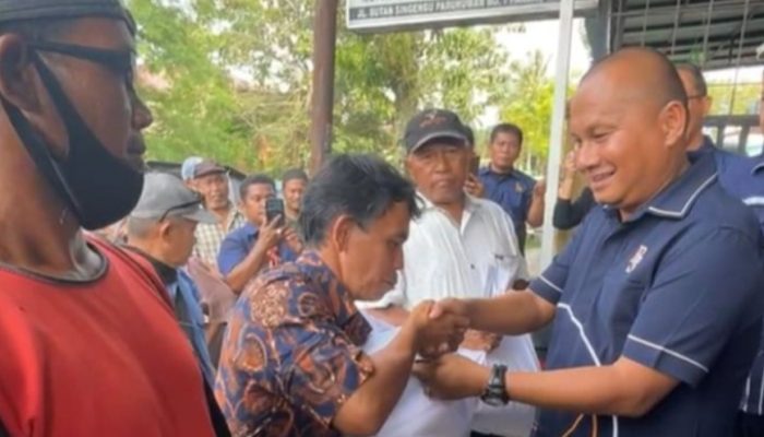 Ratusan Abang Becak Terima Sembako dan Santunan dari Partai NasDem Tapteng
