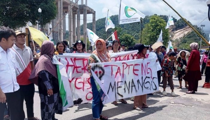 Warga Korban Bencana Tapteng Unjuk Rasa ke Kantor Bupati dan DPRD Tuntut Tranparansi Dana Bantuan Rp 18 Miliar