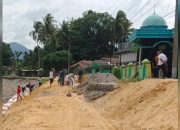Anggota DPRD Sumut Rahmansyah Sibarani Turun Langsung Gotong Royong Perbaiki Jalan Longsor di Barus