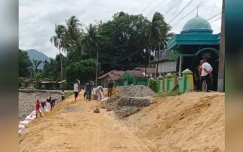 Anggota DPRD Sumut Rahmansyah Sibarani Turun Langsung Gotong Royong Perbaiki Jalan Longsor di Barus