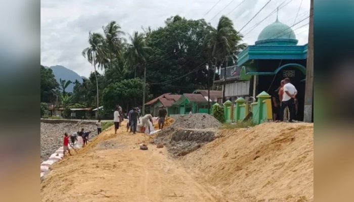 Anggota DPRD Sumut Rahmansyah Sibarani Turun Langsung Gotong Royong Perbaiki Jalan Longsor di Barus