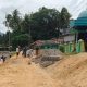 Anggota DPRD Sumut Rahmansyah Sibarani Turun Langsung Gotong Royong Perbaiki Jalan Longsor di Barus