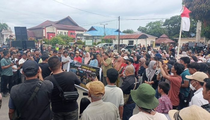 Masyarakat Korban Banjir Kembali Demo ke Kantor Bupati Tapteng: Minta Masinton Temui Warga