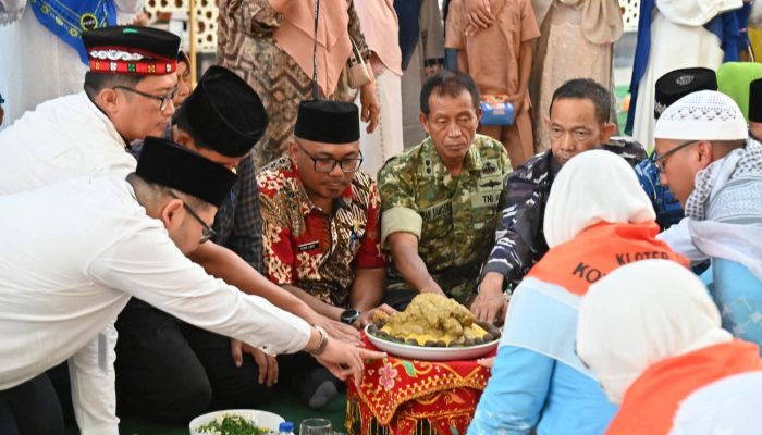 30 Jemaah Haji Asal Sibolga Tiba di Tanah Air Disambut dengan Tepung Tawar dan Upa-upa