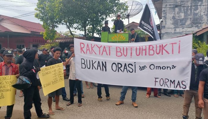 Kantor BPN Tapteng Didemo Masyarakat: Minta Kepala Kantor Mundur Karena Pelayanan Lambat