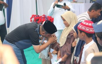Pulang Ibadah Haji Bakhtiar Ahmad Sibarani Santuni 535 Fakir Miskin dan Anak Yatim di Barus