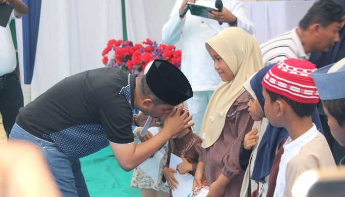 Pulang Ibadah Haji Bakhtiar Ahmad Sibarani Santuni 535 Fakir Miskin dan Anak Yatim di Barus