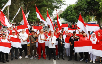 Meriahkan HUT ke-81 RI, Wali Kota Siantar Bagi-bagi Bendara di Car Free Day