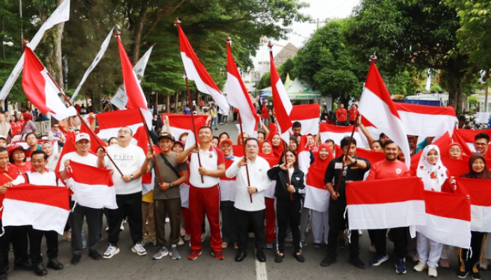 Meriahkan HUT ke-81 RI, Wali Kota Siantar Bagi-bagi Bendara di Car Free Day
