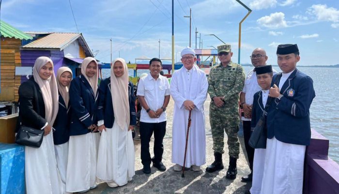 Wali Kota Sibolga Silaturahmi Bersama Buya Prof Amiruddin: Syukri Dihadiahi Dua Buku