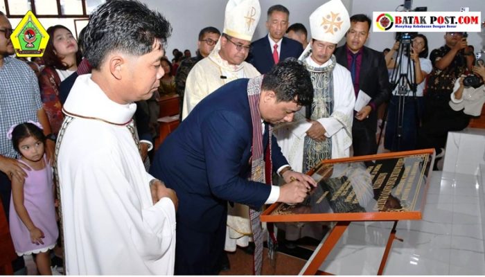 Gereja Katolik Santo Paulus Saitnihuta Pangururan Diresmikan, Bupati Vandiko Apresiasi Semangat Gotong Royong Jemaat