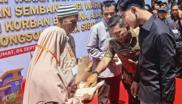 Wapres Gibran dan Wali Kota Sibolga Tinjau Hutap, Sekaligus Serahkan Sertifikat Hak Milik